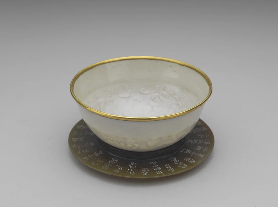 白釉印花菊纹茶杯 — Chrysanthemum