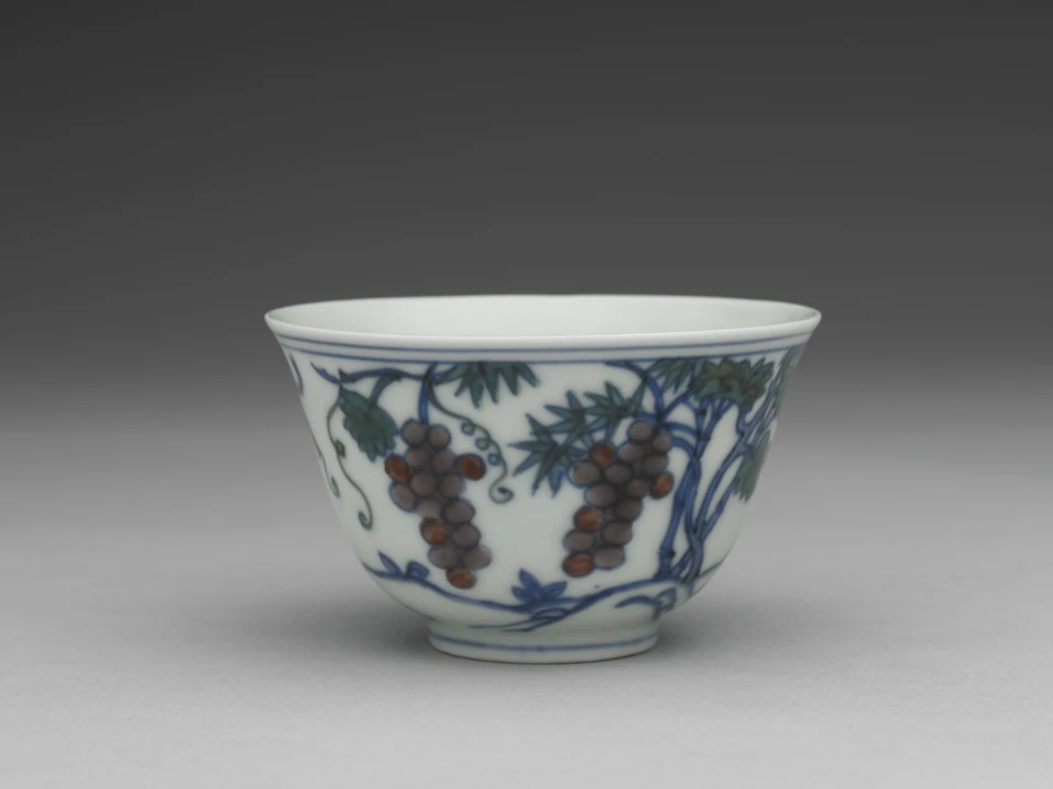 斗彩葡萄纹杯 — Grape Motif